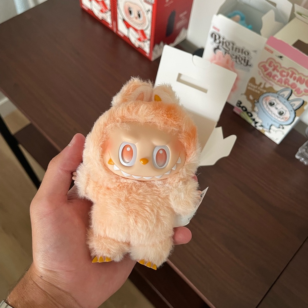 THE MONSTERS Big into Energy Series-Vinyl Plush Pendant "Happiness" Box